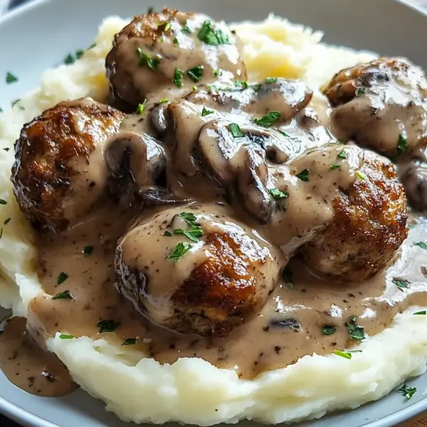 Fleischbällchen mit Kartoffelpüree und Champignonrahmsauce