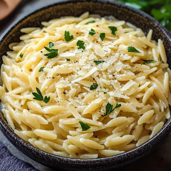 Cremige Orzo-Nudeln mit Knoblauch und Parmesan