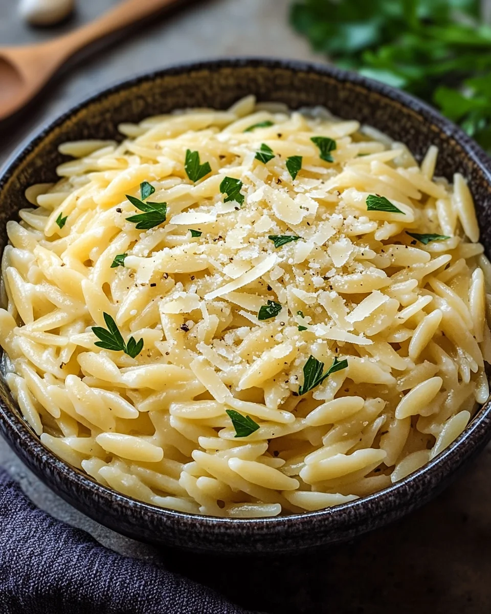 Cremige Orzo-Nudeln mit Knoblauch und Parmesan