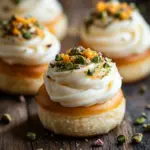 Lockere Pistazien-Heferollen mit Orangen-Frischk&auml;se-Frosting